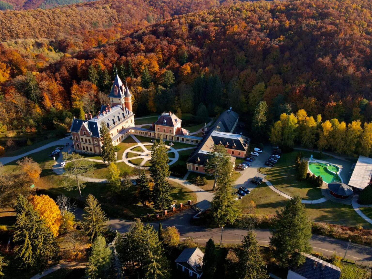 Kastélyhotel Sasvár Resort Parádsasvár Esterno foto