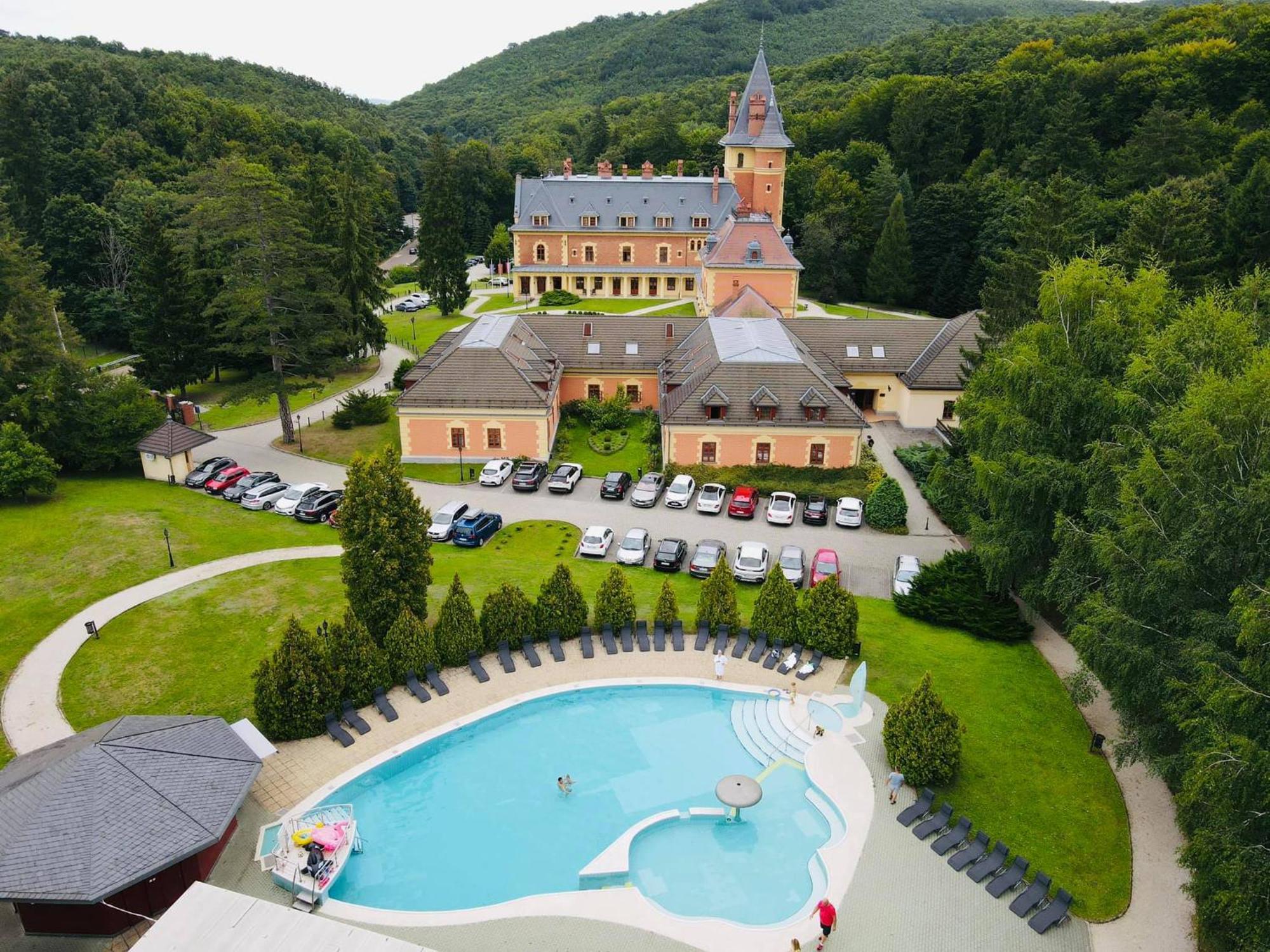 Kastélyhotel Sasvár Resort Parádsasvár Esterno foto